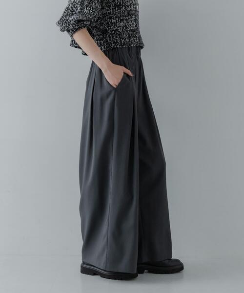 URBAN RESEARCH（アーバンリサーチ）の「ストレッチタックギャザーワイドパンツ（その他パンツ・レディース・ブルー/チャコールグレー/オフホワイト・36/38）」の22枚目の写真