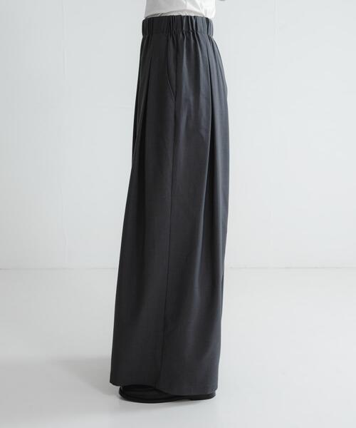 URBAN RESEARCH（アーバンリサーチ）の「ストレッチタックギャザーワイドパンツ（その他パンツ・レディース・ブルー/チャコールグレー/オフホワイト・36/38）」の6枚目の写真