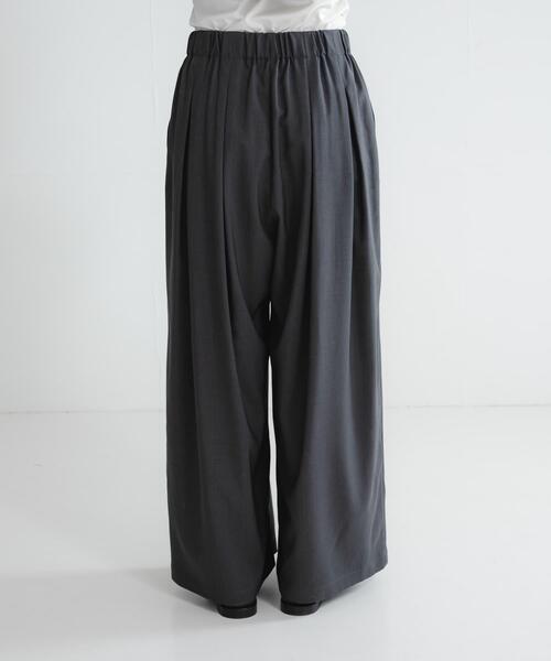 URBAN RESEARCH（アーバンリサーチ）の「ストレッチタックギャザーワイドパンツ（その他パンツ・レディース・ブルー/チャコールグレー/オフホワイト・36/38）」の7枚目の写真