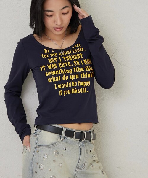 WHO'S WHO gallery（フーズフーギャラリー）の「【WEB限定】フレーズロゴトップス（Tシャツ/カットソー・レディース・ダークブラウン/ネイビー/マスタード/オフホワイト/グレー/ブラック/サックスブルー・FREE）」の5枚目の写真