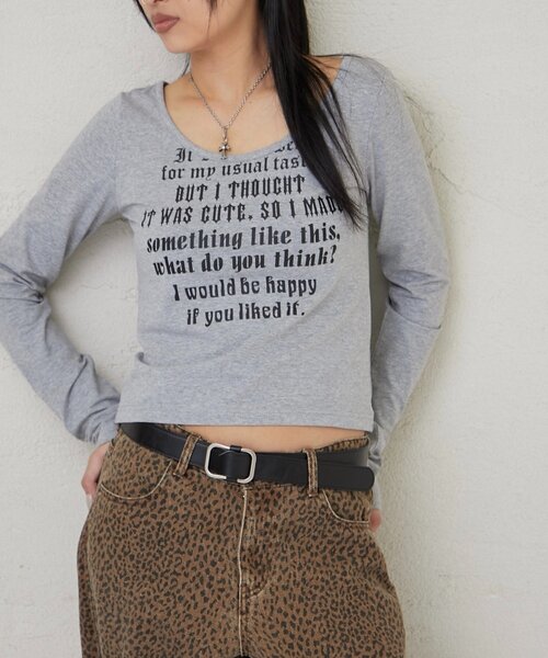 WHO'S WHO gallery（フーズフーギャラリー）の「【WEB限定】フレーズロゴトップス（Tシャツ/カットソー・レディース・ダークブラウン/ネイビー/マスタード/オフホワイト/グレー/ブラック/サックスブルー・FREE）」の3枚目の写真