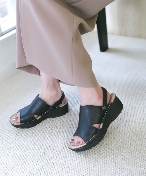 enchanted(エンチャンテッド)の「本革2WAYミュールスリングバックサンダル(サンダル・レディース・レッド/グレイッシュベージュ/ブラック/イエロー/ネイビー/ベージュ/ホワイト/シルバー・3L/L/M/S/LL)」の1枚目の写真