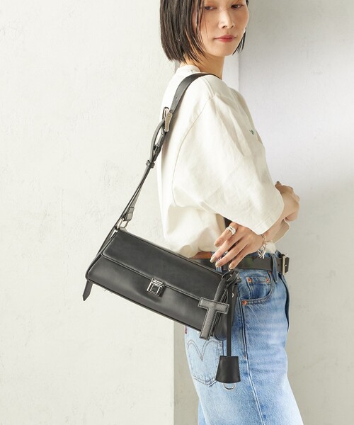 SHIPS(シップス)の「【WEB限定】George Cinq:CYLINDER BAG(ショルダーバッグ・レディース・キャメル/ブラック・ONE SIZE)」の3枚目の写真