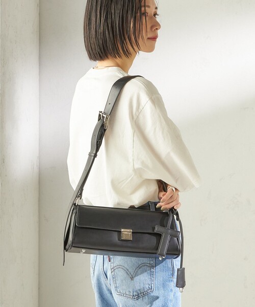 SHIPS(シップス)の「【WEB限定】George Cinq:CYLINDER BAG(ショルダーバッグ・レディース・キャメル/ブラック・ONE SIZE)」の4枚目の写真
