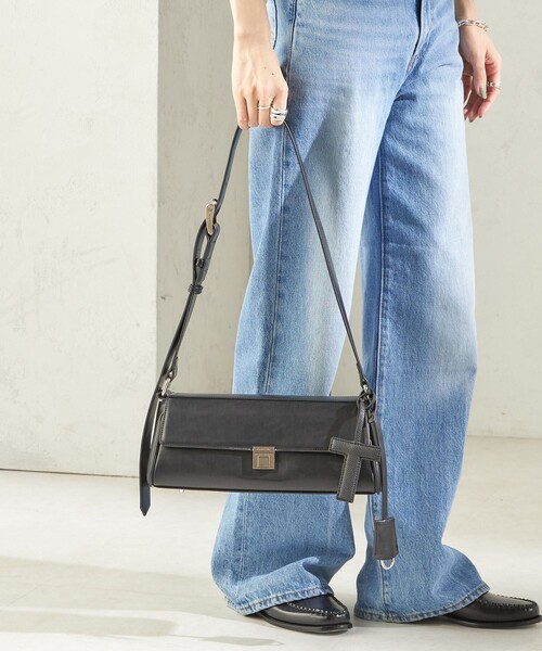 SHIPS(シップス)の「【WEB限定】George Cinq:CYLINDER BAG(ショルダーバッグ・レディース・キャメル/ブラック・ONE SIZE)」の5枚目の写真