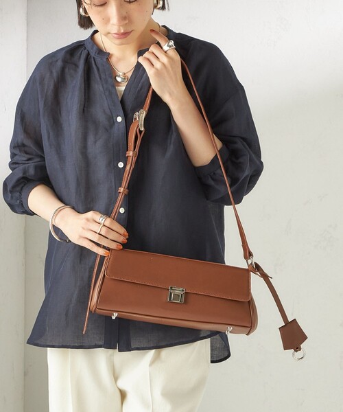 SHIPS(シップス)の「【WEB限定】George Cinq:CYLINDER BAG(ショルダーバッグ・レディース・キャメル/ブラック・ONE SIZE)」の8枚目の写真