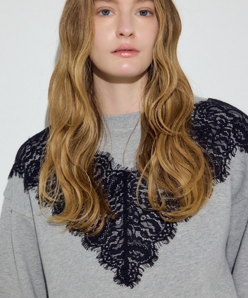 AZUL by moussy(アズールバイマウジー)の「バイカラーレースクルーネックスウェット(スウェット・レディース・ピンク/ブラウン/杢グレー・FREE)」の2枚目の写真