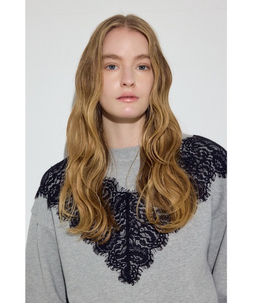 AZUL by moussy(アズールバイマウジー)の「バイカラーレースクルーネックスウェット(スウェット・レディース・ピンク/ブラウン/杢グレー・FREE)」の4枚目の写真