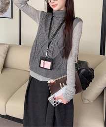 AMAJI（アマジ）の「2Wayバックケーブルニットタートルネックベスト（ベスト）」