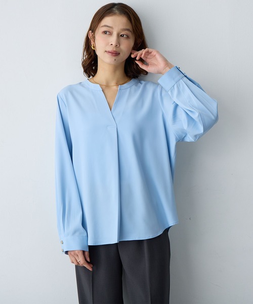 anyfee(エニフィー)の「【anyfee/大きいサイズ】とろみスキッパーブラウスチュニック (2026SS)(シャツ/ブラウス・レディース・サックスブルー/オフホワイト/ネイビー・LL/3L/4L/5L)」の8枚目の写真