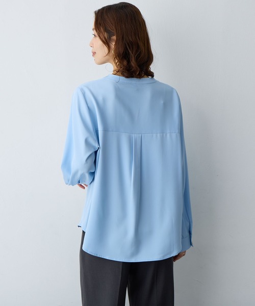 anyfee(エニフィー)の「【anyfee/大きいサイズ】とろみスキッパーブラウスチュニック (2026SS)(シャツ/ブラウス・レディース・サックスブルー/オフホワイト/ネイビー・LL/3L/4L/5L)」の17枚目の写真