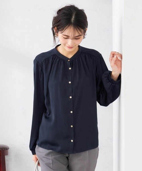 a.v.v(アーヴェヴェ)の「【洗える】サテンギャザーブラウス(シャツ/ブラウス・レディース・ピンク/ホワイト/ネイビー・34/36/38/40/42)」の3枚目の写真