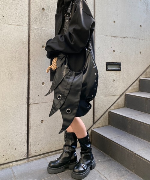 lilful(リルフル)の「【26年春夏新作】フェイクレザーアイレットデザインショルダーバッグ(ショルダーバッグ・メンズ・ブラック・F)」の11枚目の写真