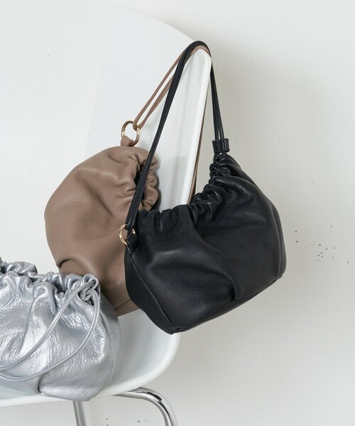 Jena espace merveilleux(ジェナ エスパスメルヴェイユ)の「レザーラウンドバッグ(トートバッグ・レディース・ブラック/シルバー・FREE)」の1枚目の写真