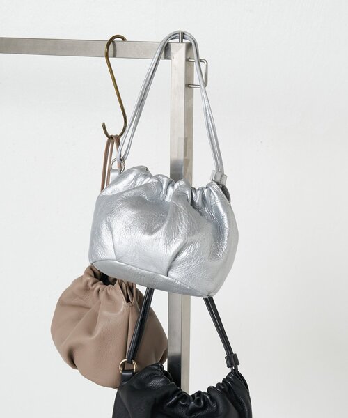 Jena espace merveilleux(ジェナ エスパスメルヴェイユ)の「レザーラウンドバッグ(トートバッグ・レディース・ブラック/シルバー・FREE)」の13枚目の写真