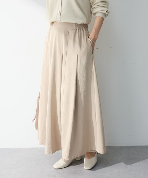 Green Parks(グリーンパークス)の「プリーツサテンフレアスカート(スカート・レディース・アイボリー/チャコールグレー/ライトベージュ・FREE)」の3枚目の写真