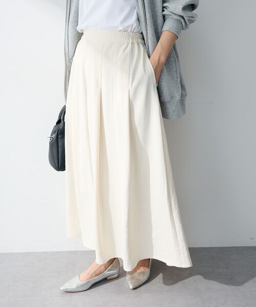 Green Parks(グリーンパークス)の「プリーツサテンフレアスカート(スカート・レディース・アイボリー/チャコールグレー/ライトベージュ・FREE)」の1枚目の写真