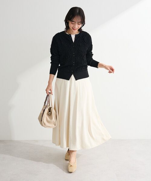 Green Parks(グリーンパークス)の「プリーツサテンフレアスカート(スカート・レディース・アイボリー/チャコールグレー/ライトベージュ・FREE)」の6枚目の写真