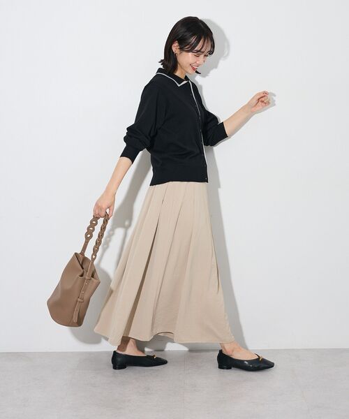 Green Parks(グリーンパークス)の「プリーツサテンフレアスカート(スカート・レディース・アイボリー/チャコールグレー/ライトベージュ・FREE)」の8枚目の写真