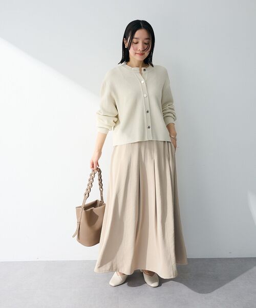 Green Parks(グリーンパークス)の「プリーツサテンフレアスカート(スカート・レディース・アイボリー/チャコールグレー/ライトベージュ・FREE)」の9枚目の写真