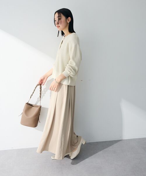 Green Parks(グリーンパークス)の「プリーツサテンフレアスカート(スカート・レディース・アイボリー/チャコールグレー/ライトベージュ・FREE)」の10枚目の写真