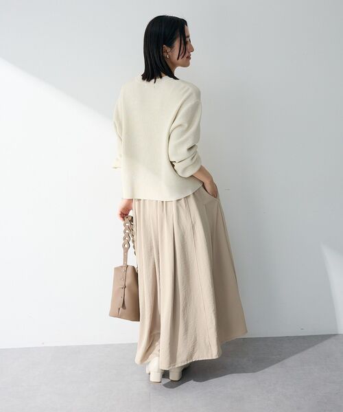 Green Parks(グリーンパークス)の「プリーツサテンフレアスカート(スカート・レディース・アイボリー/チャコールグレー/ライトベージュ・FREE)」の11枚目の写真