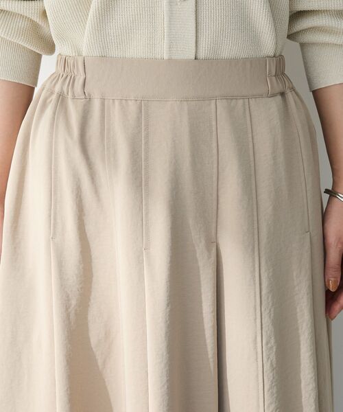 Green Parks(グリーンパークス)の「プリーツサテンフレアスカート(スカート・レディース・アイボリー/チャコールグレー/ライトベージュ・FREE)」の12枚目の写真