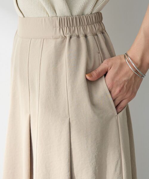 Green Parks(グリーンパークス)の「プリーツサテンフレアスカート(スカート・レディース・アイボリー/チャコールグレー/ライトベージュ・FREE)」の13枚目の写真