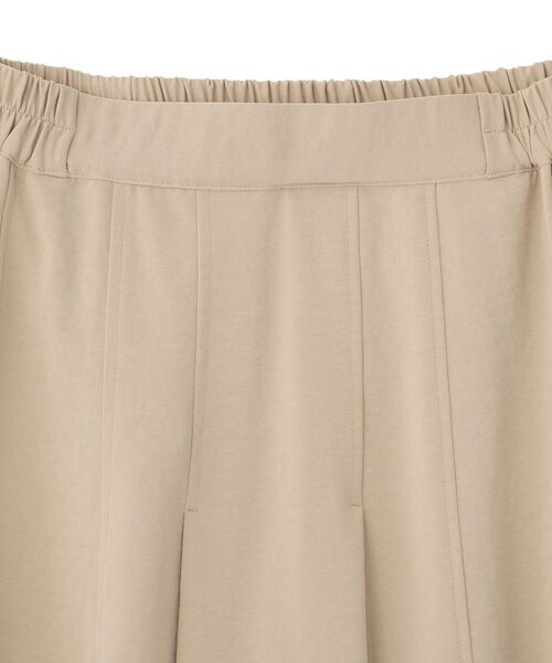 Green Parks(グリーンパークス)の「プリーツサテンフレアスカート(スカート・レディース・アイボリー/チャコールグレー/ライトベージュ・FREE)」の17枚目の写真