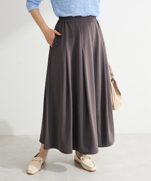 Green Parks(グリーンパークス)の「プリーツサテンフレアスカート(スカート・レディース・アイボリー/チャコールグレー/ライトベージュ・FREE)」の2枚目の写真