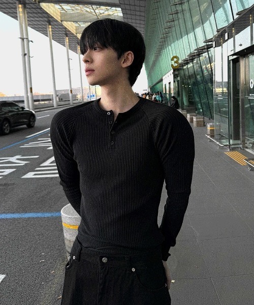 COSYHARU(コシハル)の「ヘンリーネックマッスルフィットラグラン長袖リブニットT(Tシャツ/カットソー・メンズ・チャコール/アイボリー/ブラック・FREE)」の2枚目の写真