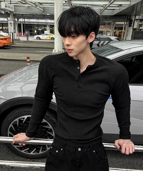 COSYHARU(コシハル)の「ヘンリーネックマッスルフィットラグラン長袖リブニットT(Tシャツ/カットソー・メンズ・チャコール/アイボリー/ブラック・FREE)」の4枚目の写真