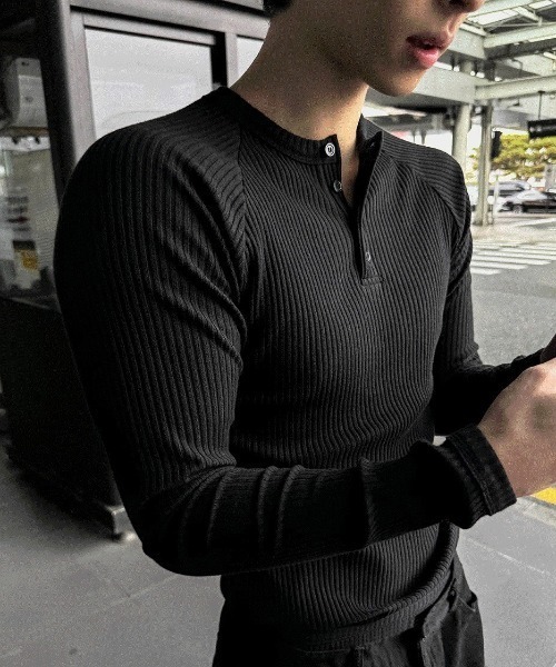 COSYHARU(コシハル)の「ヘンリーネックマッスルフィットラグラン長袖リブニットT(Tシャツ/カットソー・メンズ・チャコール/アイボリー/ブラック・FREE)」の5枚目の写真