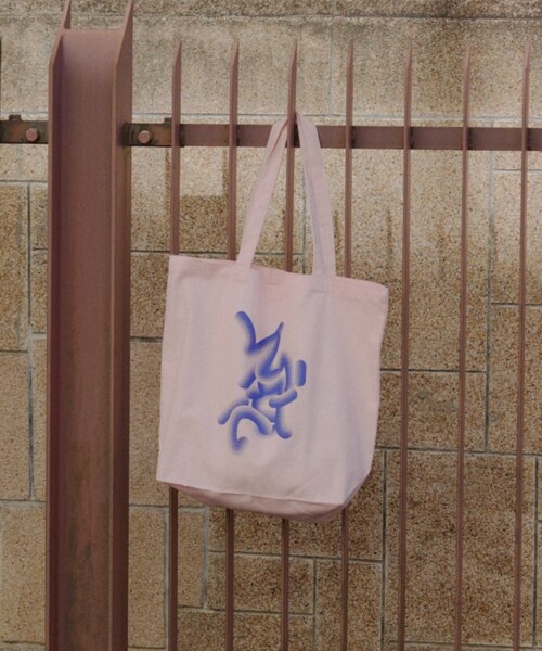 WHIMSIC(ウィムジック)の「【UNISEX】フローイング ロゴ シルクスクリーン プリントトートバック(トートバッグ・メンズ・ブルー/チャコールグレー/ピンク・FREE)」の1枚目の写真