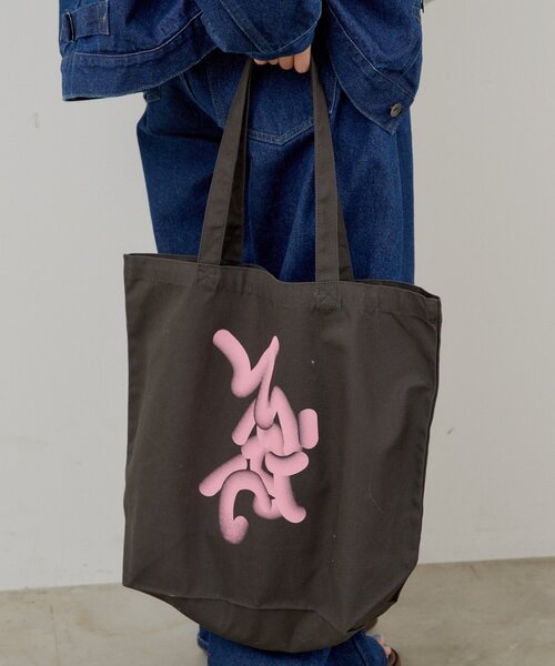 WHIMSIC(ウィムジック)の「【UNISEX】フローイング ロゴ シルクスクリーン プリントトートバック(トートバッグ・メンズ・ブルー/チャコールグレー/ピンク・FREE)」の2枚目の写真