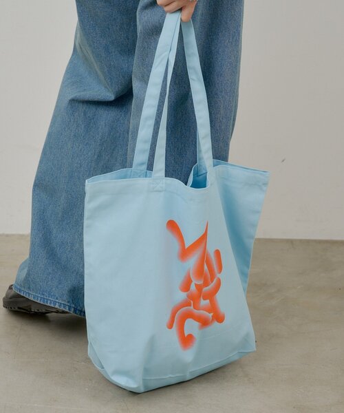 WHIMSIC(ウィムジック)の「【UNISEX】フローイング ロゴ シルクスクリーン プリントトートバック(トートバッグ・メンズ・ブルー/チャコールグレー/ピンク・FREE)」の3枚目の写真