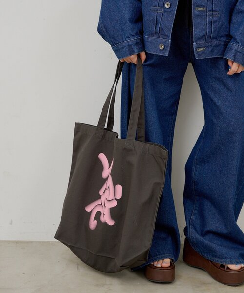 WHIMSIC(ウィムジック)の「【UNISEX】フローイング ロゴ シルクスクリーン プリントトートバック(トートバッグ・メンズ・ブルー/チャコールグレー/ピンク・FREE)」の5枚目の写真