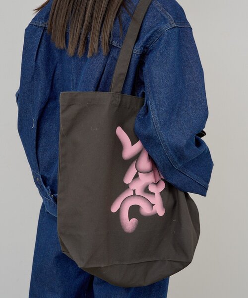 WHIMSIC(ウィムジック)の「【UNISEX】フローイング ロゴ シルクスクリーン プリントトートバック(トートバッグ・メンズ・ブルー/チャコールグレー/ピンク・FREE)」の6枚目の写真