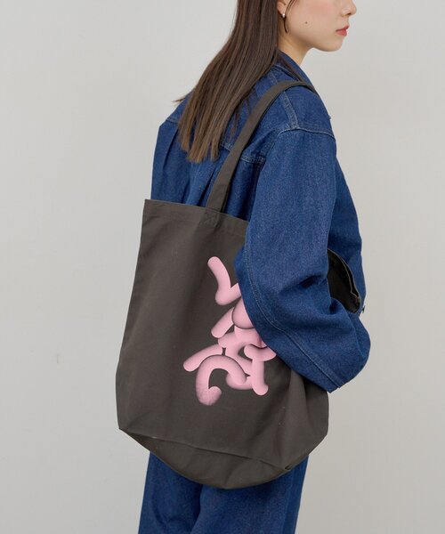 WHIMSIC(ウィムジック)の「【UNISEX】フローイング ロゴ シルクスクリーン プリントトートバック(トートバッグ・メンズ・ブルー/チャコールグレー/ピンク・FREE)」の7枚目の写真