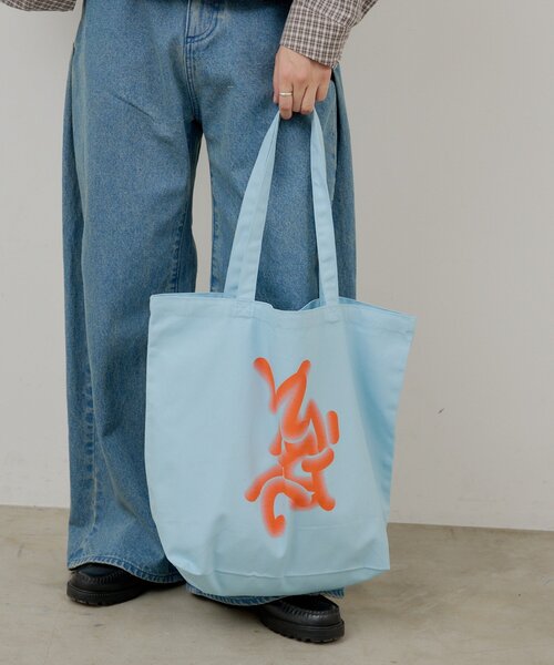 WHIMSIC(ウィムジック)の「【UNISEX】フローイング ロゴ シルクスクリーン プリントトートバック(トートバッグ・メンズ・ブルー/チャコールグレー/ピンク・FREE)」の10枚目の写真