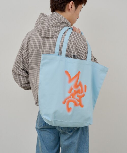 WHIMSIC(ウィムジック)の「【UNISEX】フローイング ロゴ シルクスクリーン プリントトートバック(トートバッグ・メンズ・ブルー/チャコールグレー/ピンク・FREE)」の11枚目の写真