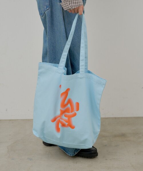 WHIMSIC(ウィムジック)の「【UNISEX】フローイング ロゴ シルクスクリーン プリントトートバック(トートバッグ・メンズ・ブルー/チャコールグレー/ピンク・FREE)」の12枚目の写真