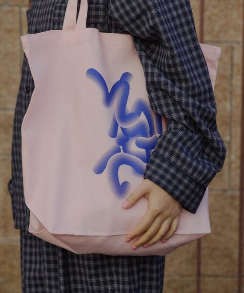 WHIMSIC(ウィムジック)の「【UNISEX】フローイング ロゴ シルクスクリーン プリントトートバック(トートバッグ・メンズ・ブルー/チャコールグレー/ピンク・FREE)」の15枚目の写真