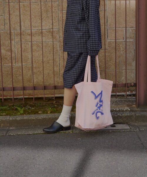 WHIMSIC(ウィムジック)の「【UNISEX】フローイング ロゴ シルクスクリーン プリントトートバック(トートバッグ・メンズ・ブルー/チャコールグレー/ピンク・FREE)」の16枚目の写真