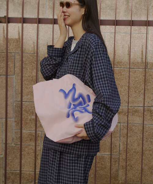 WHIMSIC(ウィムジック)の「【UNISEX】フローイング ロゴ シルクスクリーン プリントトートバック(トートバッグ・メンズ・ブルー/チャコールグレー/ピンク・FREE)」の17枚目の写真