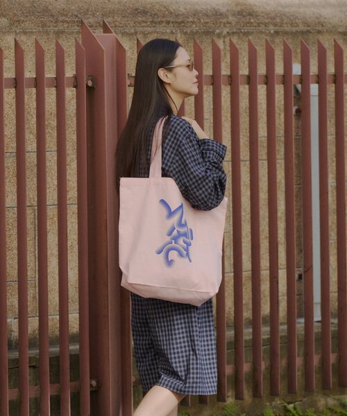 WHIMSIC(ウィムジック)の「【UNISEX】フローイング ロゴ シルクスクリーン プリントトートバック(トートバッグ・メンズ・ブルー/チャコールグレー/ピンク・FREE)」の18枚目の写真