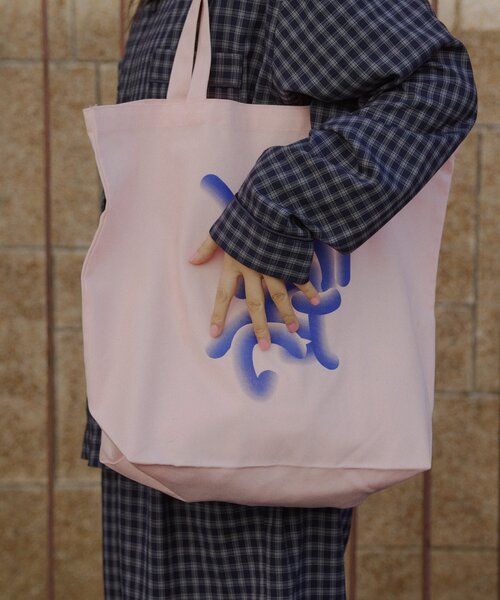 WHIMSIC(ウィムジック)の「【UNISEX】フローイング ロゴ シルクスクリーン プリントトートバック(トートバッグ・メンズ・ブルー/チャコールグレー/ピンク・FREE)」の19枚目の写真