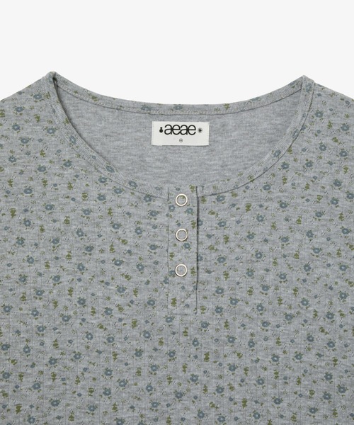 aeae(エーイーエーイー)の「FLOWER HENLEY NECK TEE(Tシャツ/カットソー・レディース・ネイビー/オートミール/グレー・FREE)」の5枚目の写真