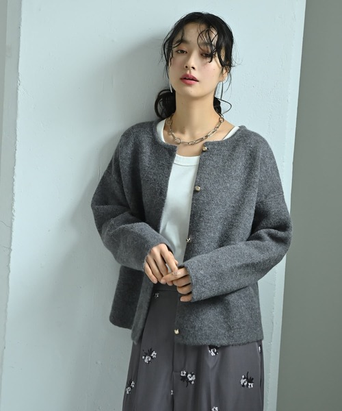 STYLE DELI(スタイルデリ)の「【BLK001】ノーカラーゴールドボタンカーディガン(カーディガン/ボレロ・レディース・ダークグレー/ベージュ・FREE)」の3枚目の写真