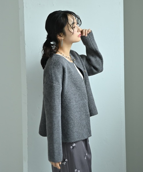 STYLE DELI(スタイルデリ)の「【BLK001】ノーカラーゴールドボタンカーディガン(カーディガン/ボレロ・レディース・ダークグレー/ベージュ・FREE)」の5枚目の写真